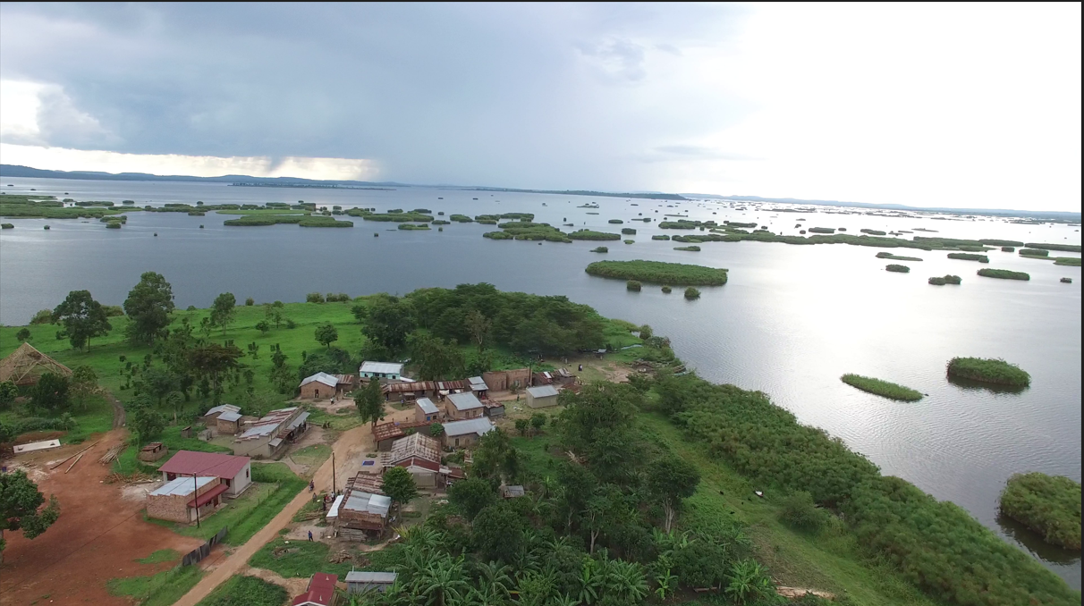 LAKE WAMALA IN UGANDA - Car rental 4x4