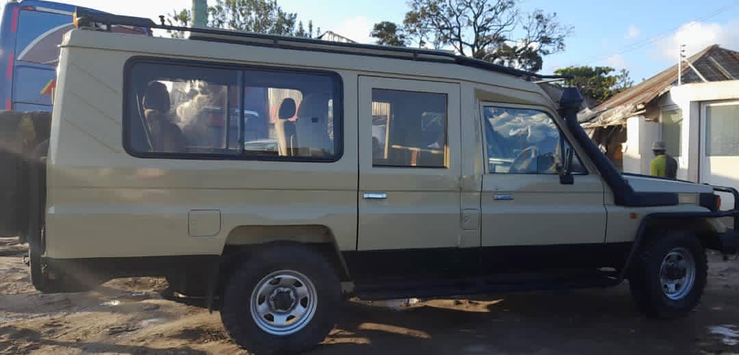 4x4 car hire Landcruiser extended for a group safari