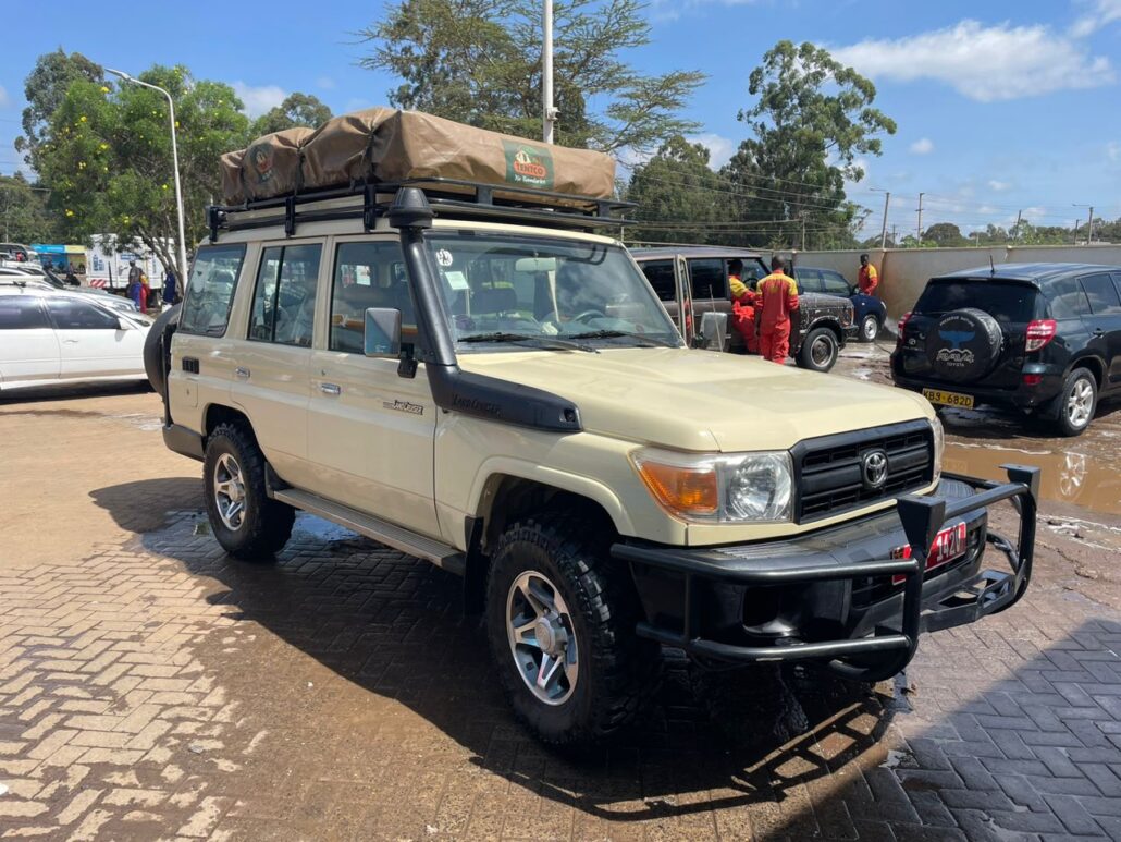 Land Cruiser LX with 1 rooftop tent in East Africa