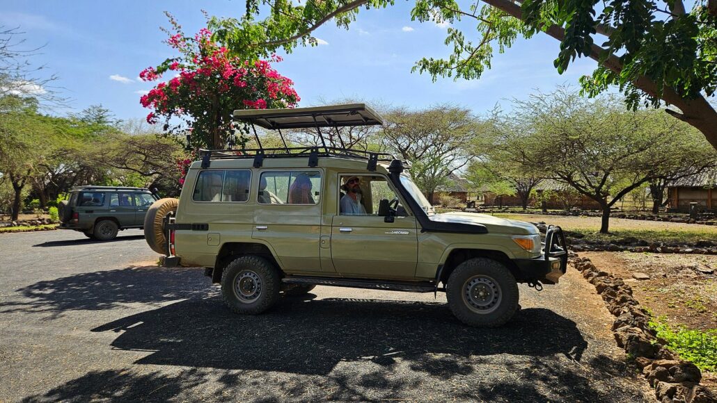 4x4 Car Rental with Pop-up Roof in Kenya—Land Cruiser Hardtop